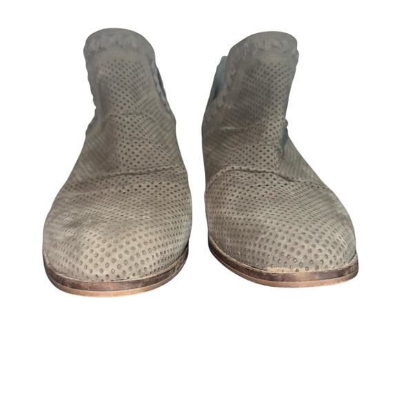 Vince Camuto Palmina Bootie Sz 8W Taupe Suede Cutout Low Heel Perforated Western - Picture 2 of 10